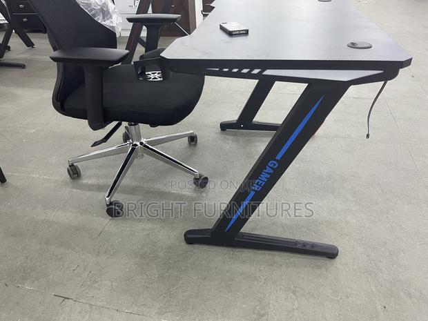 Gaming Table With Chair · Photo 3
