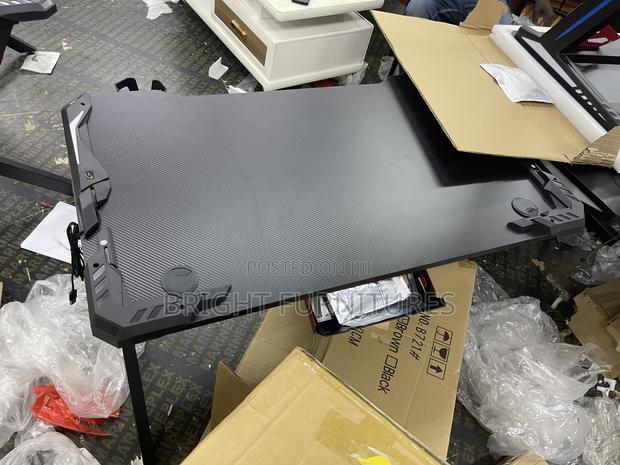 Gaming Table With Chair · Photo 7