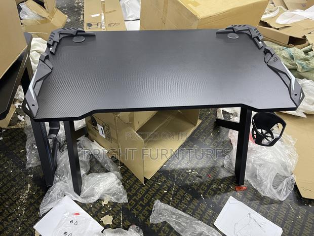 Gaming Table With Chair · Photo 5