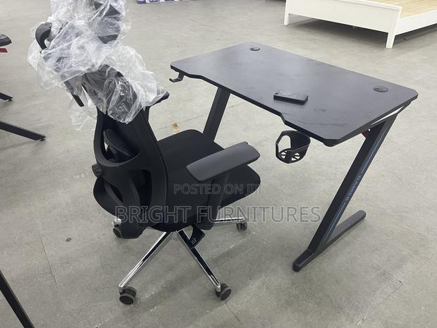 Gaming Table With Chair · Photo 1
