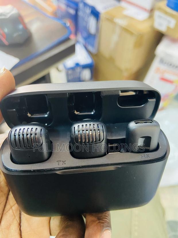 Type C Wireless Lavalier Microphone With Charging Case · Photo 2