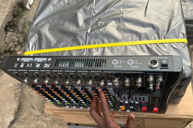 Yamaha Ax8nv3 8-Channel Professional Mixer · Photo 2