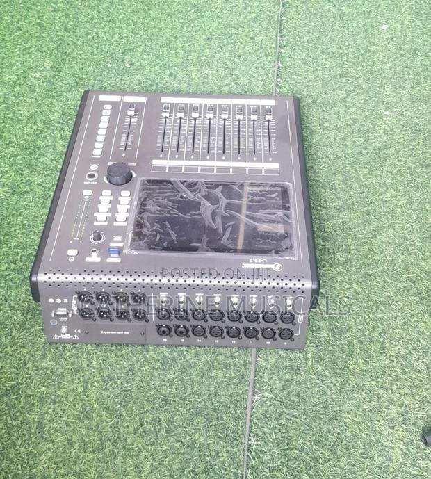 Jackie 16 Channel Digital Mixer · Photo 1