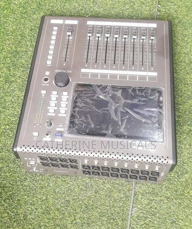 Jackie 16 Channel Digital Mixer · Photo 2