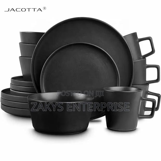 Round Matte Black Dinnerware Set Zy7 · Photo 2