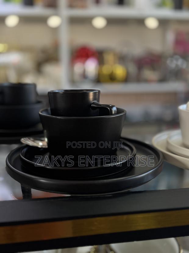Round Matte Black Dinnerware Set Zy7 · Photo 3