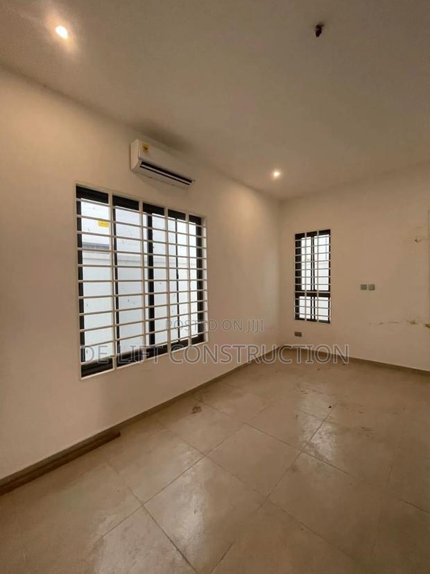 Are You Looking for a Professional Painter? · Photo 4