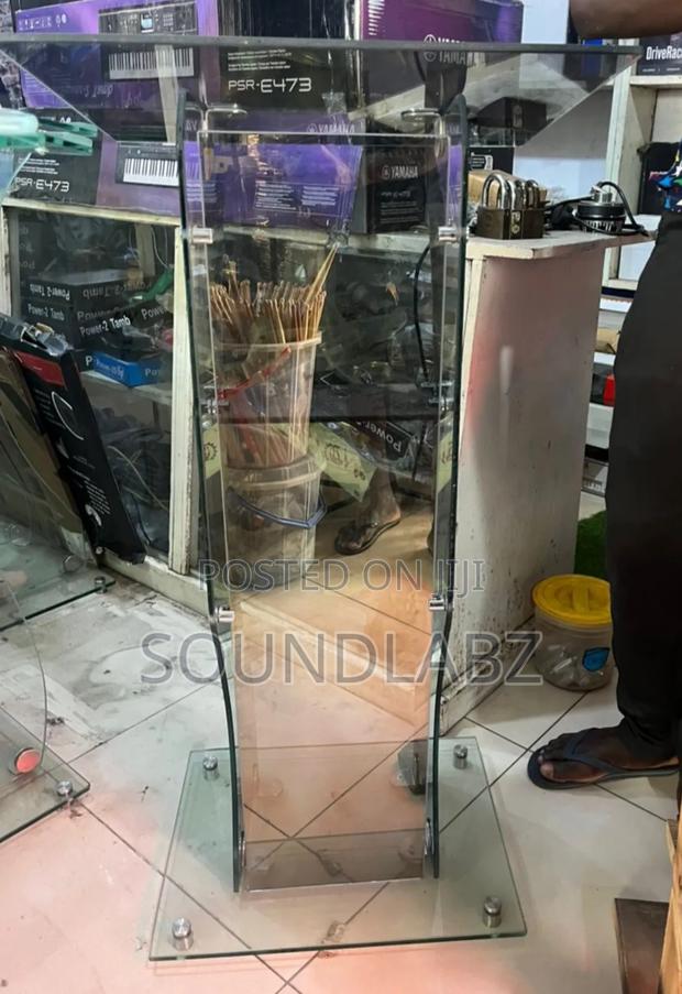 Faint Black Glass Pulpit · Photo 1