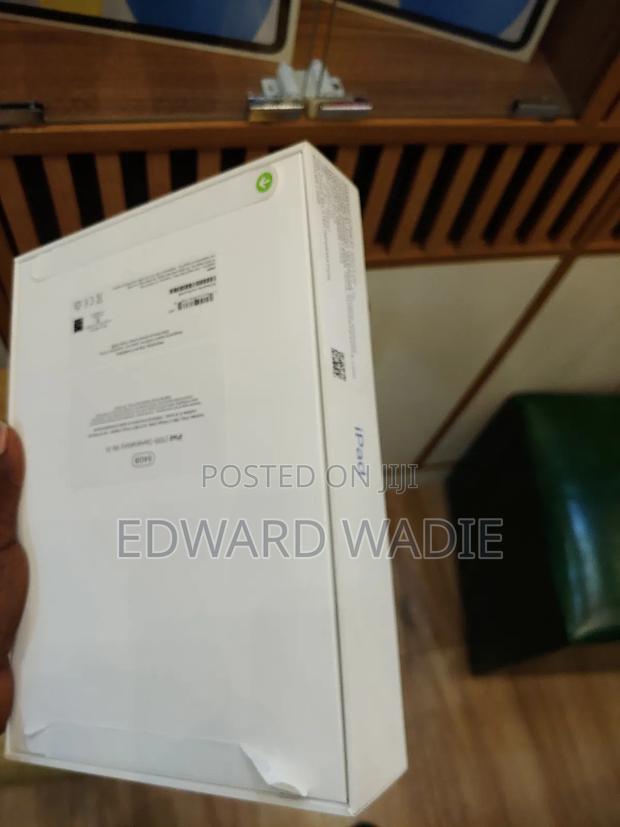 New Apple iPad 10.2 (2020) Wi-Fi 64 GB Black · Photo 6