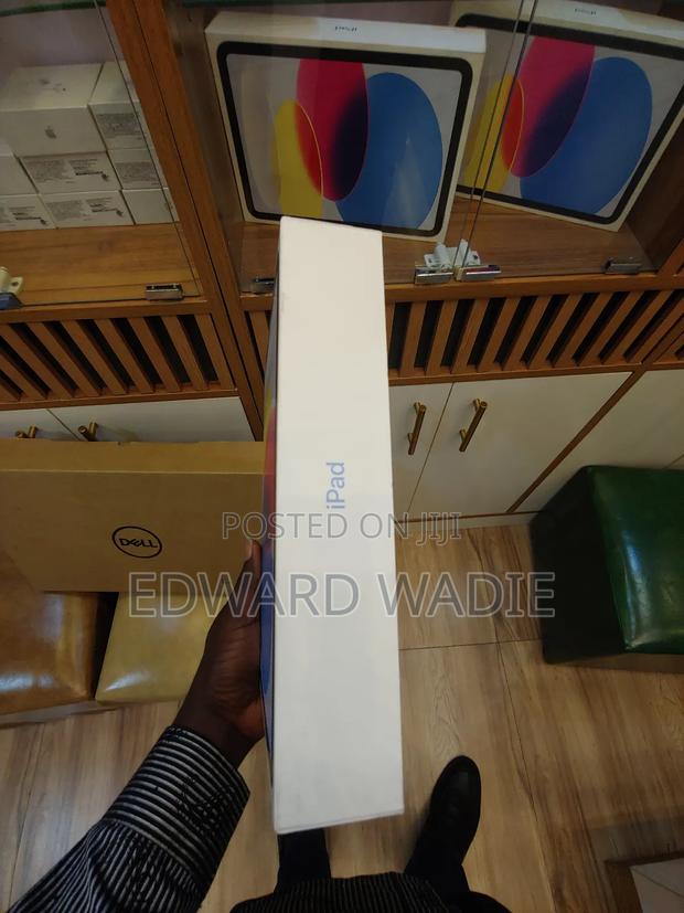 New Apple iPad 10.2 (2020) Wi-Fi 64 GB Black · Photo 7