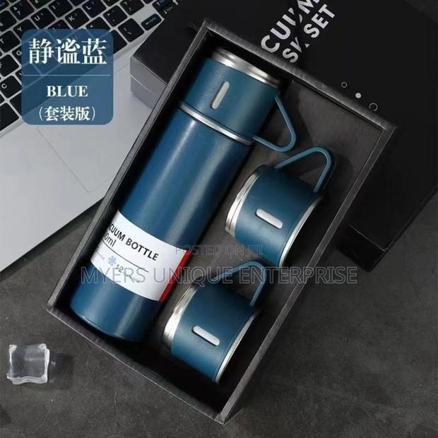 Vacuum Flask With 3 Functional Covers · Photo 1