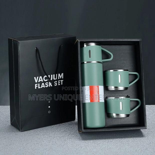 Vacuum Flask With 3 Cups for on-the-Go Sipping · Photo 1
