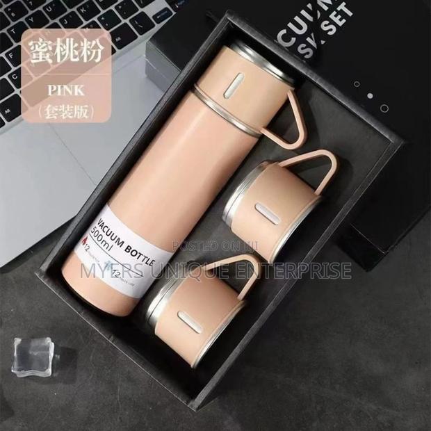 Durable Vacuum Flask With Built-in-Cups · Photo 1