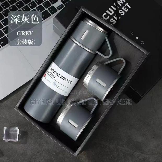 Leakproof Vacuum Flask With Portable Cup Set · Photo 1