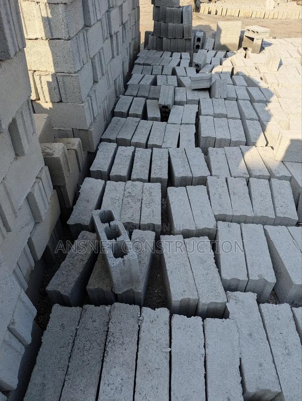 Hollow Blocks Made With Industrial Machine · Photo 1