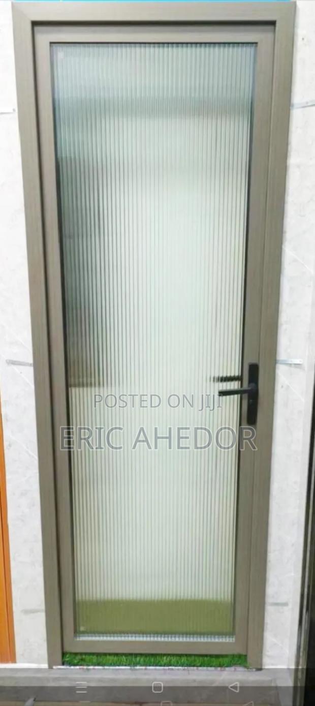 Strong Bath and Toilet Glass Door and Accessories · Photo 1