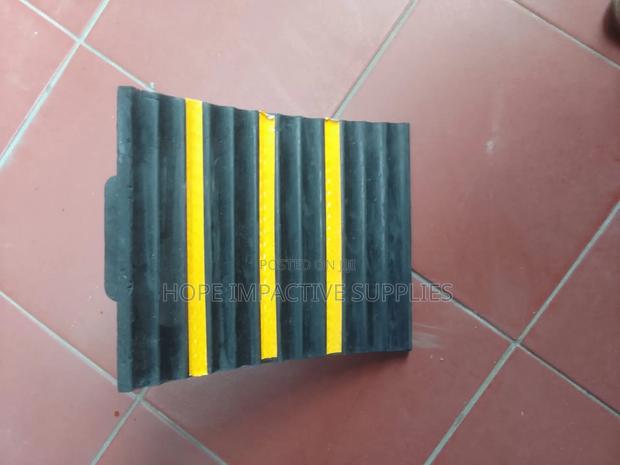 Heavy Duty Wheel Chock - Black. · Photo 6