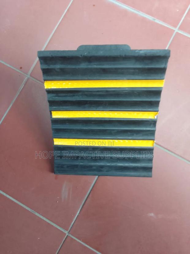 Heavy Duty Wheel Chock - Black. · Photo 4