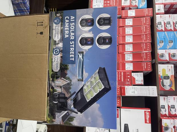 Hikview 4g Dual Lens Solar With Street Light Camera · Photo 2