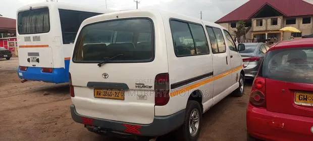 Toyota HiAce 2012 White · Photo 1