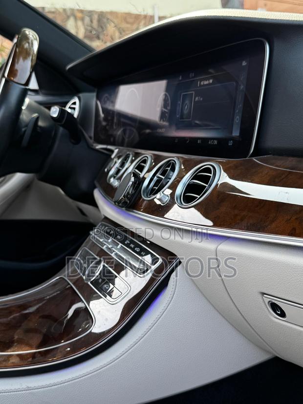 Mercedes-Benz E300 2019 White · Photo 3