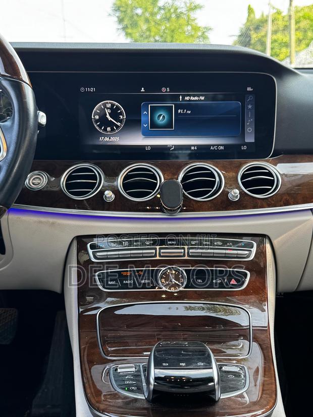 Mercedes-Benz E300 2019 White · Photo 4