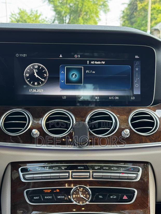 Mercedes-Benz E300 2019 White · Photo 7