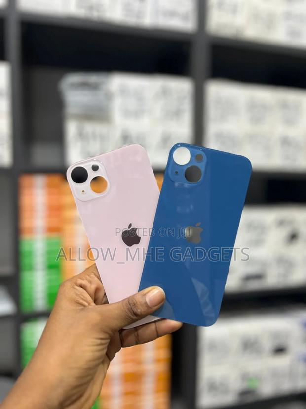 iPhone 13 Back Glass Replacement Parts + Installation · Photo 2