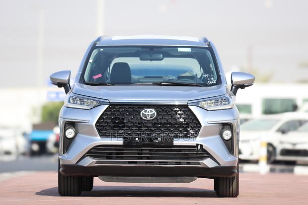 New Toyota Veloz 1.5 CVT FWD 2024 Silver · Photo 3