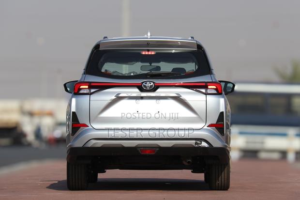 New Toyota Veloz 1.5 CVT FWD 2024 Silver · Photo 4