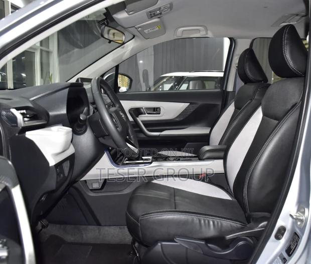 New Toyota Veloz 1.5 CVT FWD 2024 Silver · Photo 6