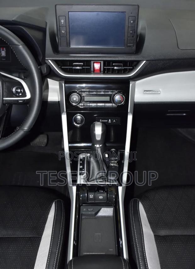 New Toyota Veloz 1.5 CVT FWD 2024 Silver · Photo 7