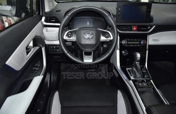 New Toyota Veloz 1.5 CVT FWD 2024 Silver · Photo 8