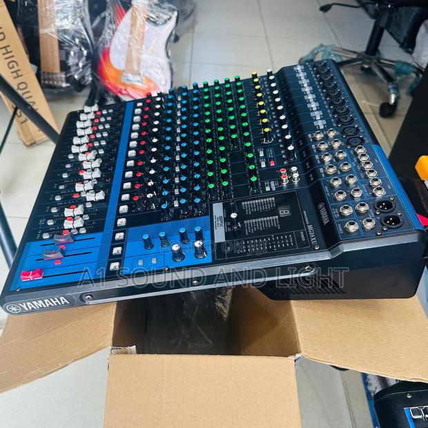 Yamaha 16 Channels Mixer With Effects · Photo 1