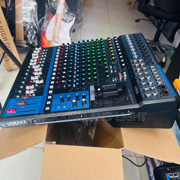 Yamaha 16 Channels Mixer With Effects · Photo 3