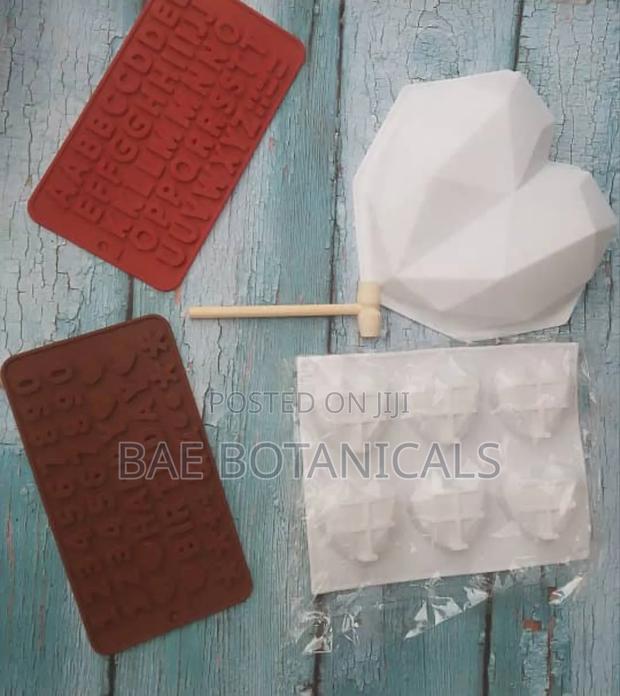 Breakable Hearts Chocolate Mold Set (With Hammer) · Photo 2