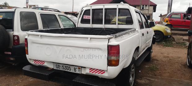 Toyota Hilux 1988 White · Photo 4