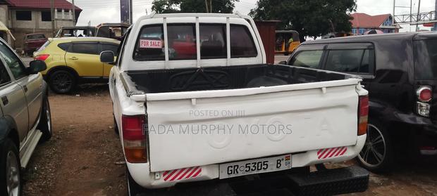 Toyota Hilux 1988 White · Photo 5