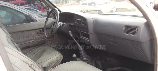 Toyota Hilux 1988 White · Photo 1