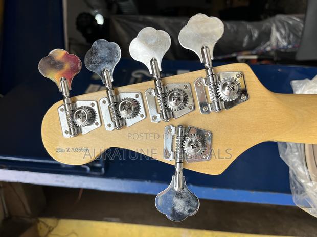 Fender Active Bass Guitar · Photo 4