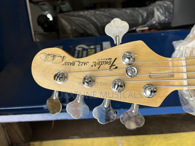 Fender Active Bass Guitar · Photo 5