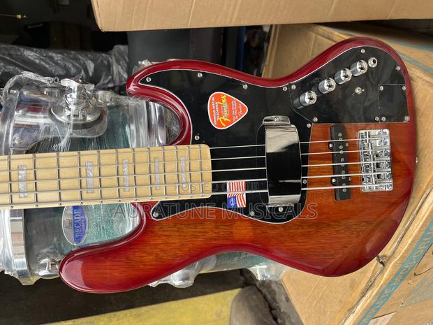 Fender Active Bass Guitar · Photo 2