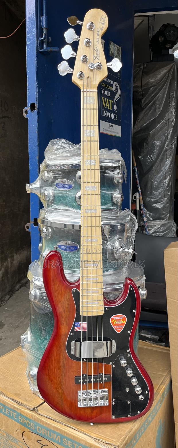Fender Active Bass Guitar · Photo 1