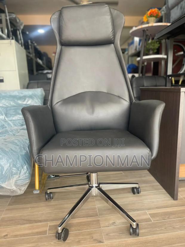 Executive Swivel Chair · Photo 2