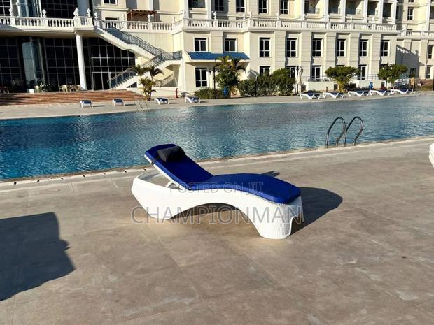Pool Side Bed · Photo 2