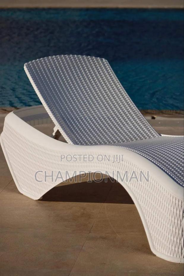 Pool Side Bed · Photo 3