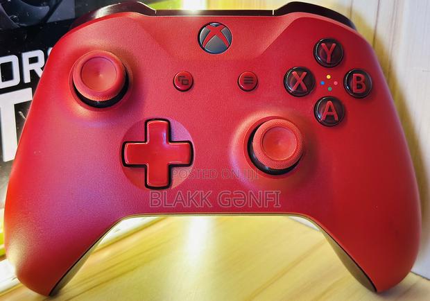 Xbox One S Red Controller · Photo 2