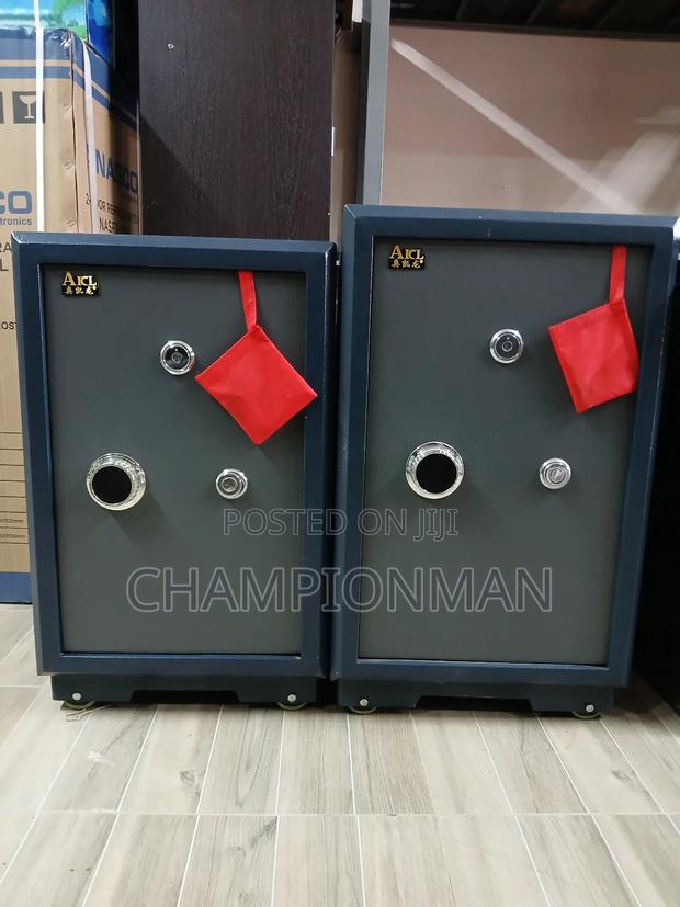 Metal Safe · Photo 2