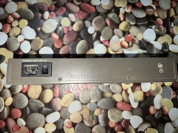 Tenda 24 Port Switch · Photo 3