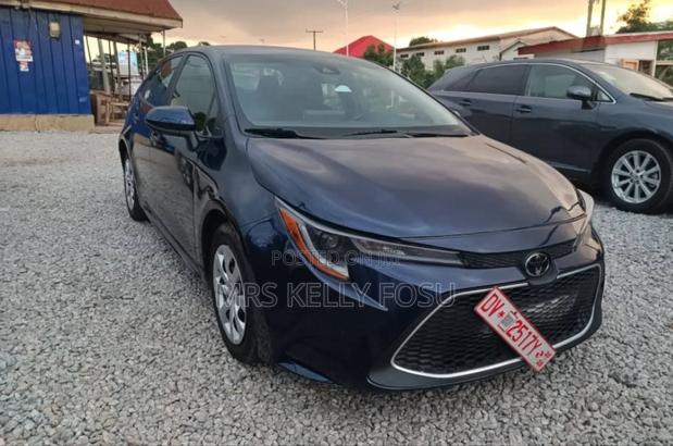 Toyota Corolla LE 2021 Gray · Photo 2